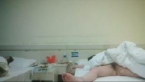 ❤️约两个骚熟女，喝多了床上睡衣，扒开被子掰穴，插入抽送，再换另一个骚女，吸屌正入爆操.❤️